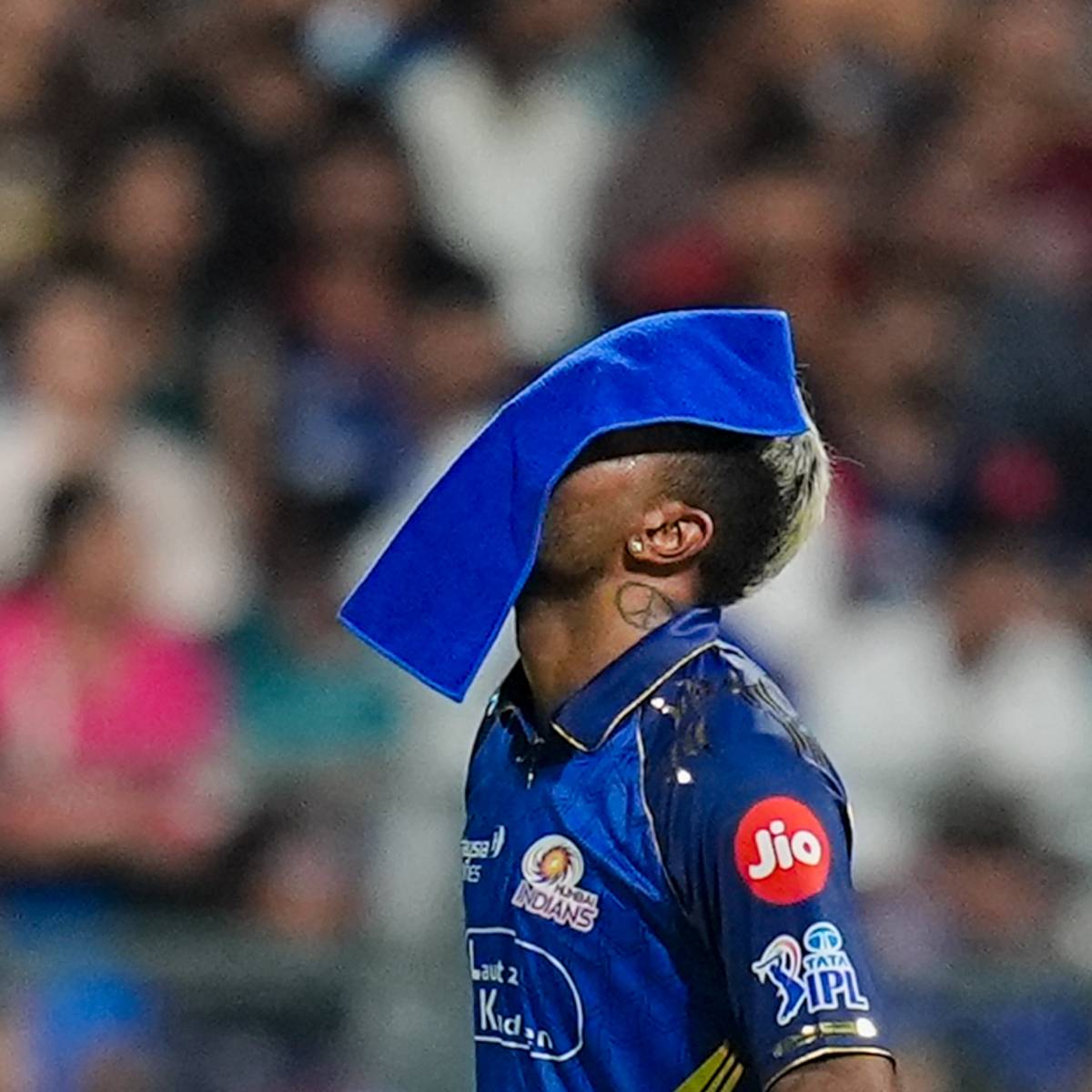 ম্যাচ শেষে অধিনায়ক হার্দিক পান্ডিয়া দলের পারফরম্যান্সে হতাশা প্রকাশ করেছেন এবং বলেছেন যে আসন্ন ম্যাচগুলোর জন্য দলকে কিছু কঠিন সিদ্ধান্ত নিতে হতে পারে। তিনি স্বীকার করেছেন যে বর্তমান পরিস্থিতি আত্মবিশ্লেষণের দাবি রাখে। (ছবি, পিটিআই)