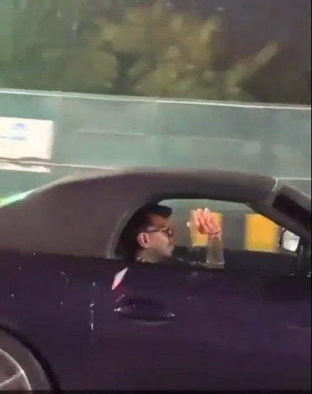 ধনশ্রী বর্মার সঙ্গে বিচ্ছেদের পর বারবার বিতর্কে জড়াচ্ছেন যুজবেন্দ্র চাহাল। কিছুদিন আগেই গাড়ির মধ্যে ধুমপান করতে দেখা যায় তাঁকে। শুধু তাই নয়, সিগারেট খেয়ে তা রাস্তায় ফেলতেও দেখা যায় লেগ স্পিনারকে। ধনশ্রী বর্মার সঙ্গে বিচ্ছেদের পর বারবার বিতর্কে জড়াচ্ছেন যুজবেন্দ্র চাহাল। কিছুদিন আগেই গাড়ির মধ্যে ধুমপান করতে দেখা যায় তাঁকে। শুধু তাই নয়, সিগারেট খেয়ে তা রাস্তায় ফেলতেও দেখা যায় লেগ স্পিনারকে।