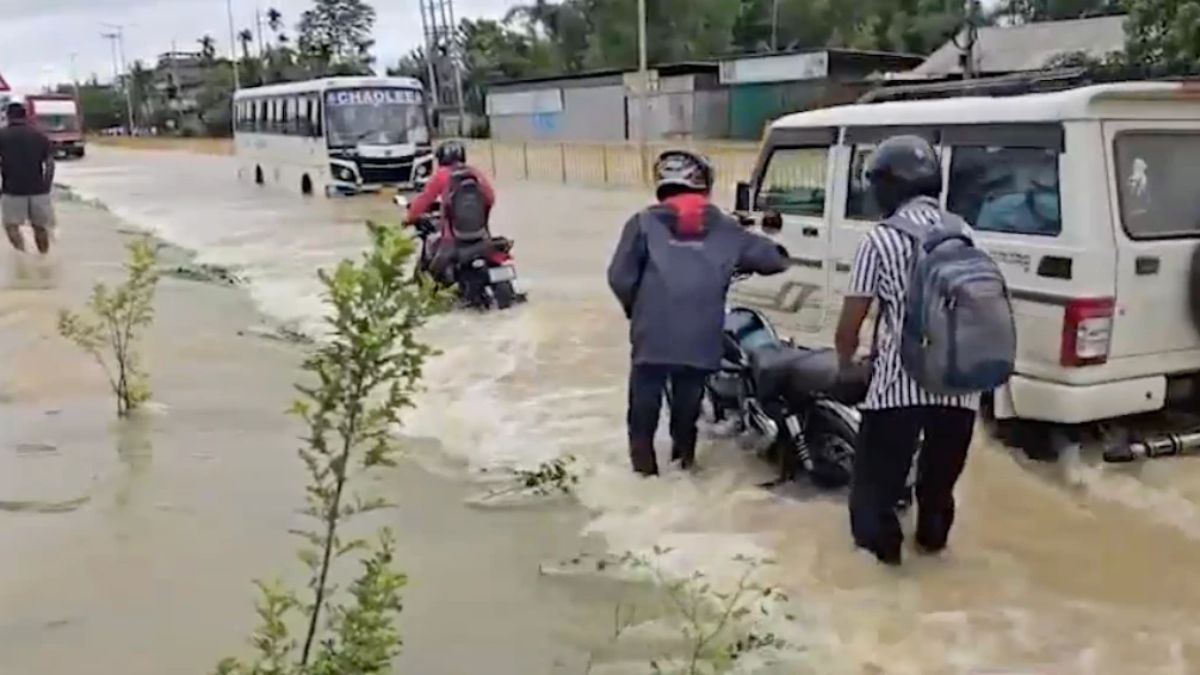 असम में बाढ़ से मची तबाही