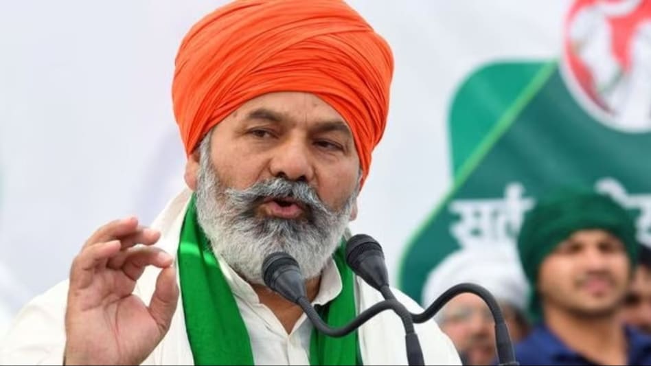 हरे के बजाय भगवा साफा बांधकर पहुंचे BKU नेता राकेश टिकैत, बताई ये वजह हरे के बजाय भगवा साफा बांधकर पहुंचे BKU नेता राकेश टिकैत, बताई ये वजह