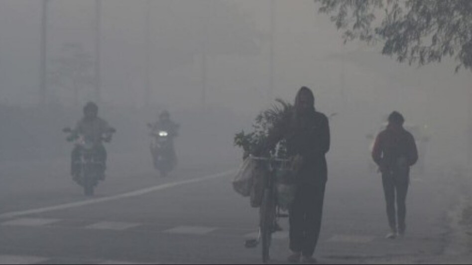 UP Weather Today: लखनऊ सहित कई जिलों में छाया कोहरा, यूपी में बढ़ेगी ठिठुरन, IMD का सामने आया ये अपडेट UP Weather Today: लखनऊ सहित कई जिलों में छाया कोहरा, यूपी में बढ़ेगी ठिठुरन, IMD का सामने आया ये अपडेट
