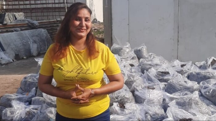 प्रियंका सिंह आज मशरूम की खेती से महिलाओं को आत्मनिर्भर बनने का काम कर रही है. (Photo-Kisan Tak)