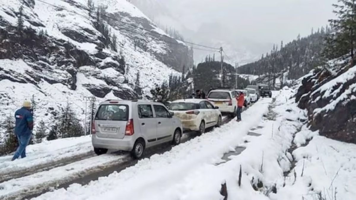 हिमाचल के लाहौल में ताजा बर्फबारी, अटल टनल सहित कोकसर, सीस्सू में बिछी बर्फ की सफेद चादर