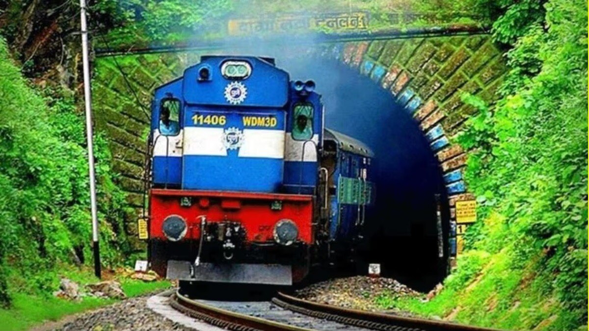 Train Kavach System: ट्रेनों को दुर्घटनाग्रस्त नहीं होने देगी रेलवे, सभी रेल रूट पर कवच सिस्टम लागू करने की तैयारी