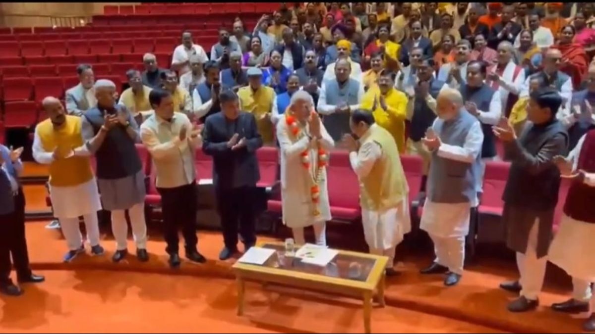 भाजपा संसदीय दल की बैठक में पीएम मोदी का पार्टी अध्यक्ष जेपी नड्डा ने स्वागत किया