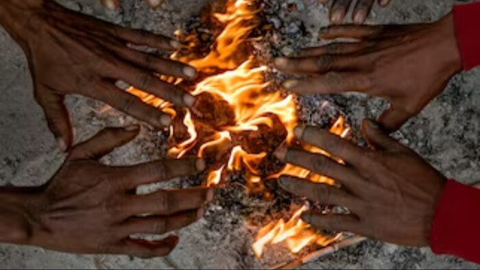 UP: बारिश के बाद सुबह और रात में बढ़ी ठंड, सड़कों पर छाया कोहरा (File Photo)