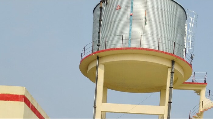 सोलर संचालित बनी पानी टंकी देख स्कूली बच्चे हुए हैरान (Photo- Kisan Tak)