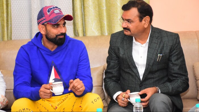 UP के मंत्री संजय सिंह गंगवार और मोहम्मद शमी ने एक साथ चाय पी.