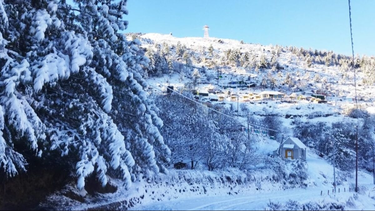 Weather Updates: कश्मीर घाटी में प्रचंड शीतलहर तो दिल्ली में लुढ़का पारा, पहाड़ों में बर्फबारी ने बढ़ाई ठंड