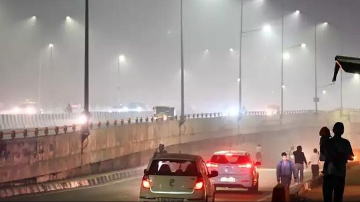 यूपी में धुंध जैसी स्थिति दिन में बनती दिख रही है. (Photo- Kisan Tak)