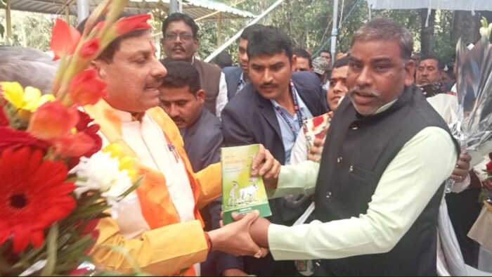 किसान महापंचायत के नेता राकेश धाकड़ ने एमपी के सीएम मोहन यादव के समक्ष उठााई किसानों की मांग