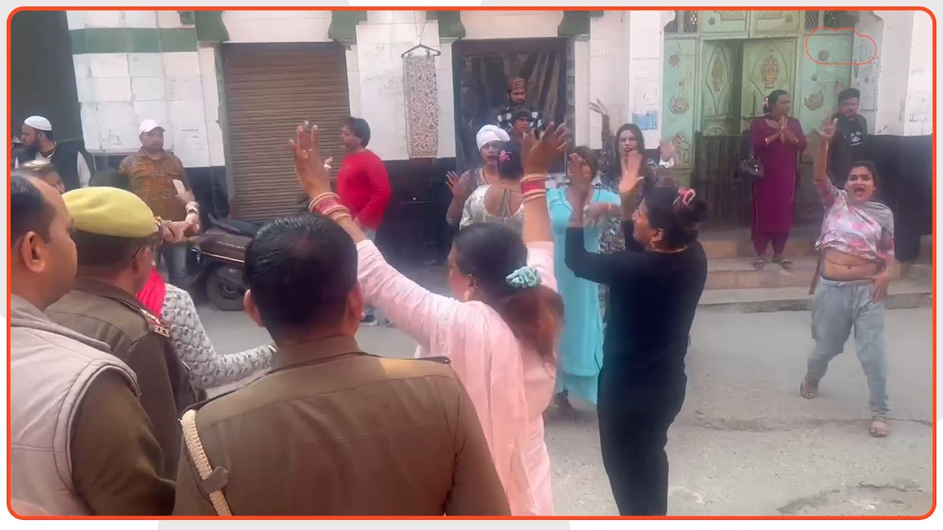 ये 'करीना किन्नर' की चोटी किसने काट ली? बागपत के थाने में भिड़े किन्नरों के 2 गुट