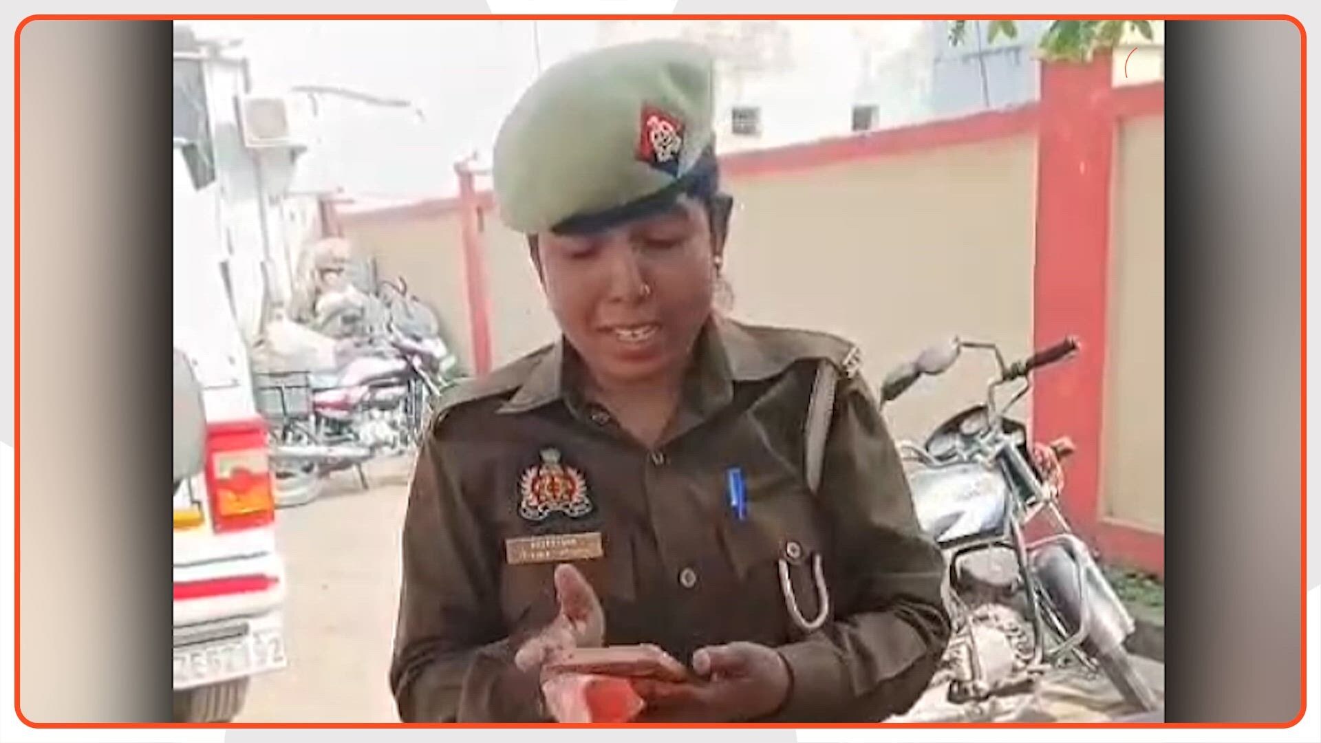 महिला कांस्टेबल मेनका चौहान कैमरे पर रो-रोकर इंस्पेक्टर दिनेश चंद्र पर लगाने लगीं ये सारे आरोप