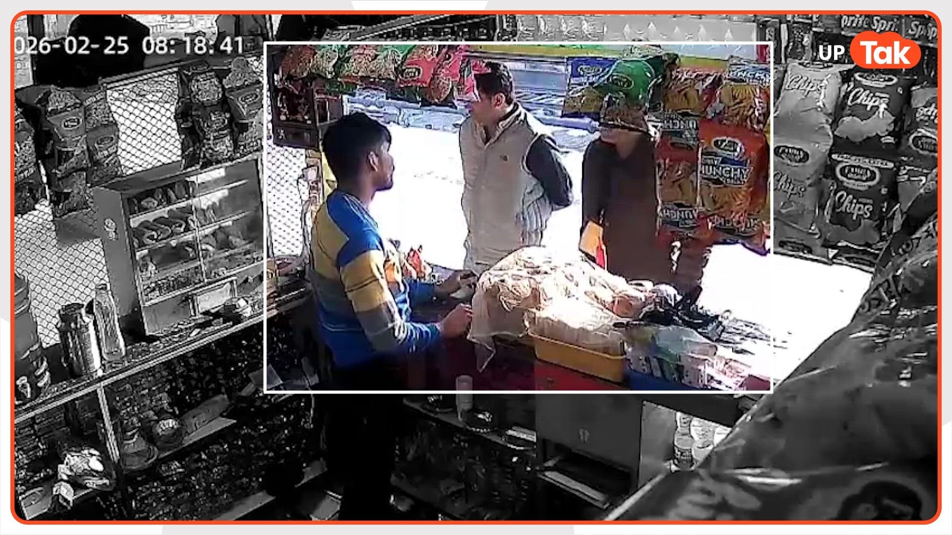 मथुरा जंक्शन पर चाय न बनाने पर सिपाही विवेक कुमार ने दुकानदार को जड़े थप्पड़, वीडियो वायरल होते ही नप गए