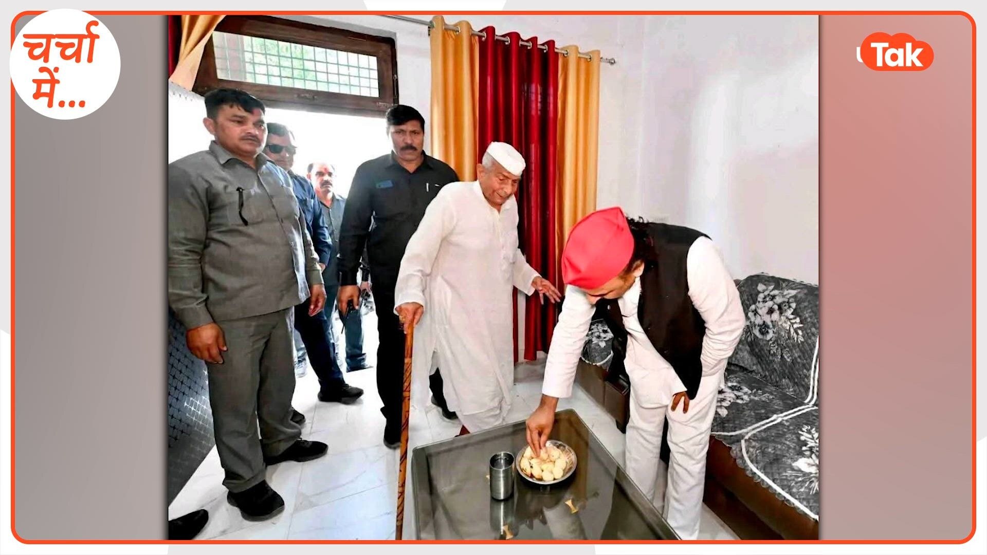 चर्चा में: अखिलेश यादव ने अचानक गाड़ी रुकवा जिन बुजुर्ग के घर में खाई गुझिया वो कौन हैं?