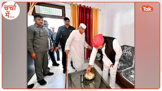 चर्चा में: अखिलेश यादव ने अचानक गाड़ी रुकवा जिन बुजुर्ग के घर में खाई गुझिया वो कौन हैं? akhilesh yadav visits hakim singh on holi and receives blessings