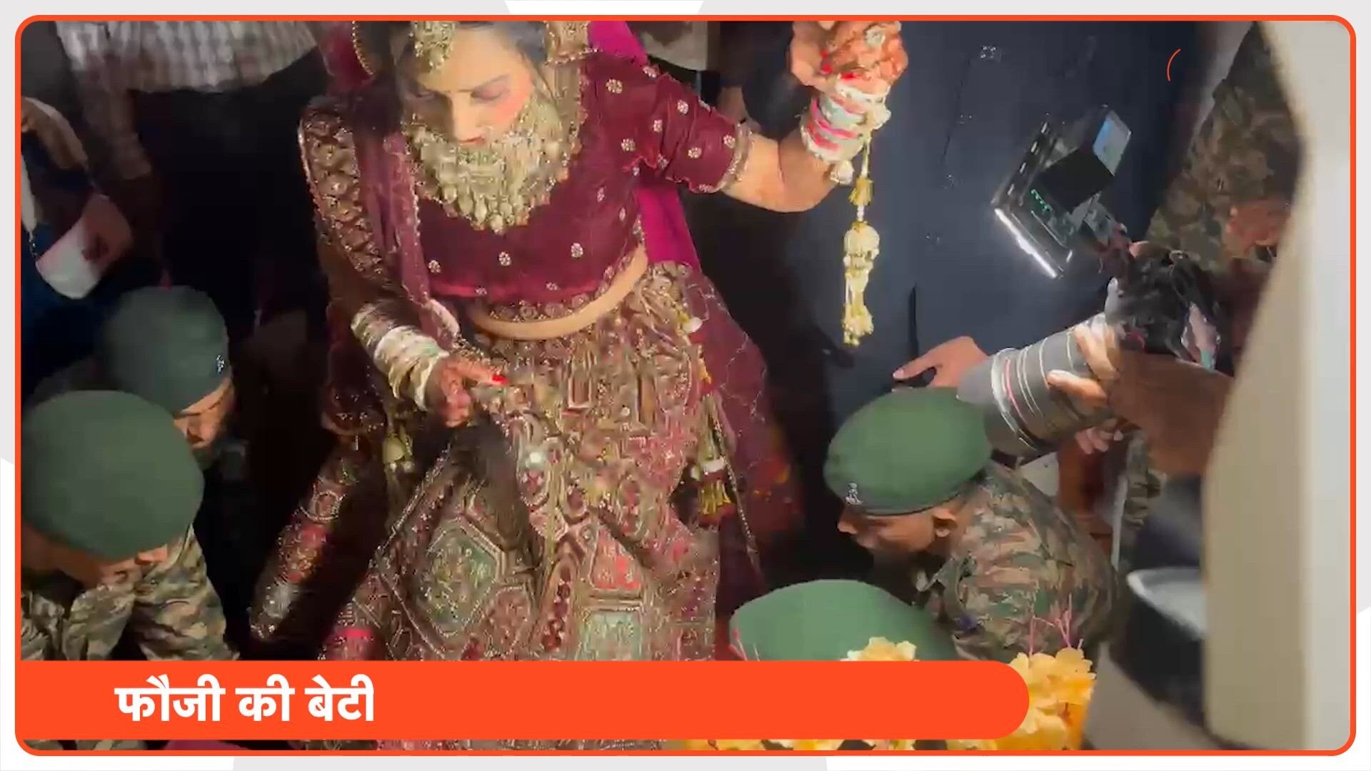 बागपत में फौजियों की हथेलियों पर चलकर मंडप तक पहुंची दुल्हन! इमोशनल करने वाला सीन