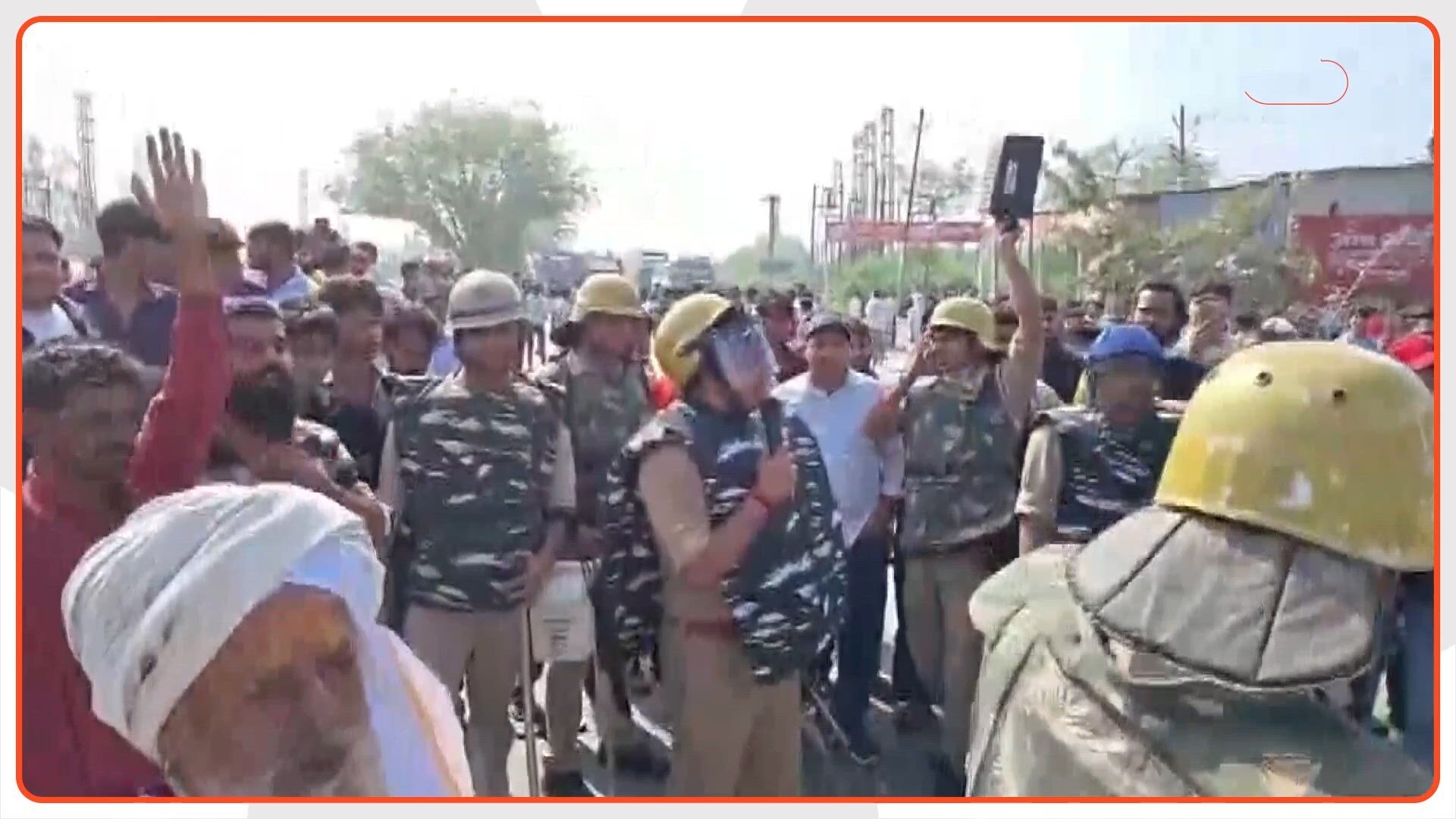 फरसा वाले बाबा के अंतिम संस्कार में उमड़ा जनसैलाब, समर्थकों ने की 'गौ पुत्र शहीद' के दर्जे की मांग