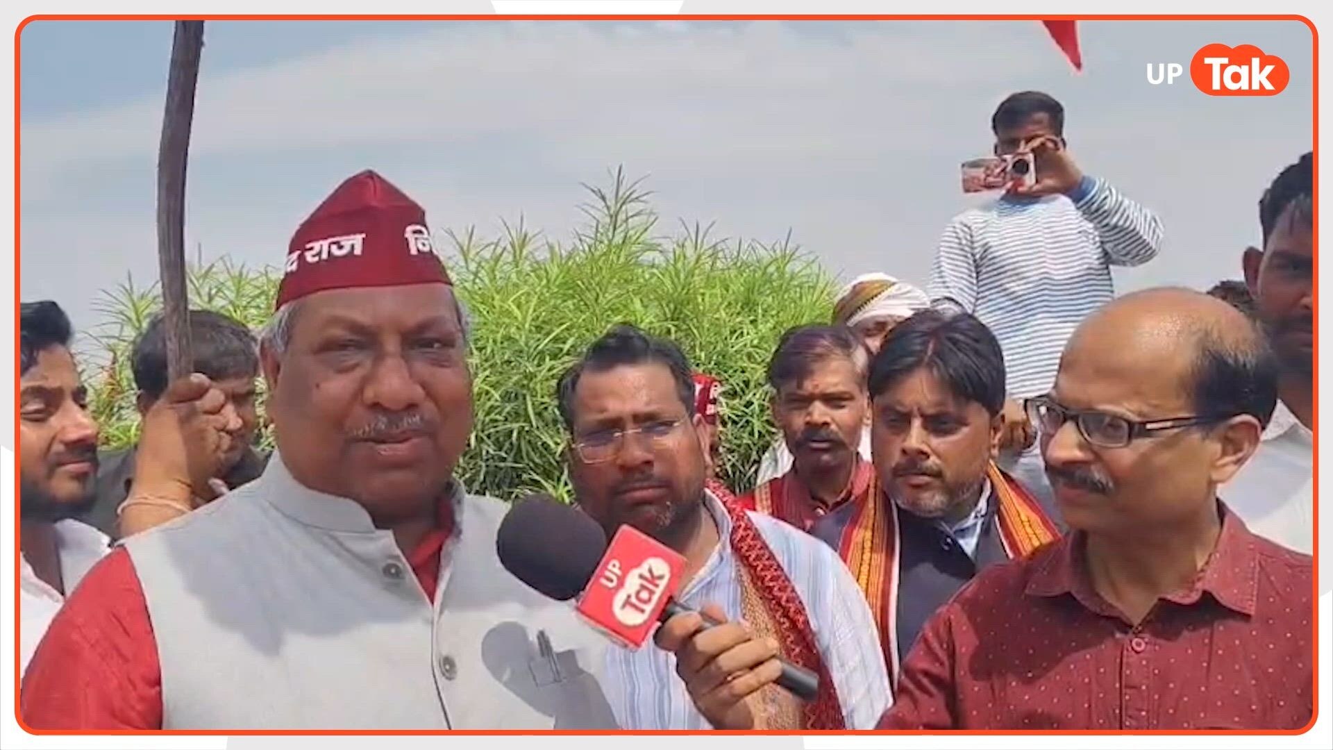 निषादराज किले से अवैध मस्जिद हटाने की मांग... संजय निषाद बोले- 'राम मंदिर बना तो हमारे किले का संरक्षण क्यों नहीं?'उत्तर प्रदेश सरकार के मंत्री डॉ. संजय निषाद ने निषादराज किले के अस्तित्व को बचाने के लिए हुंकार भरी है. उन्होंने किले के परिसर में कथित तौर 