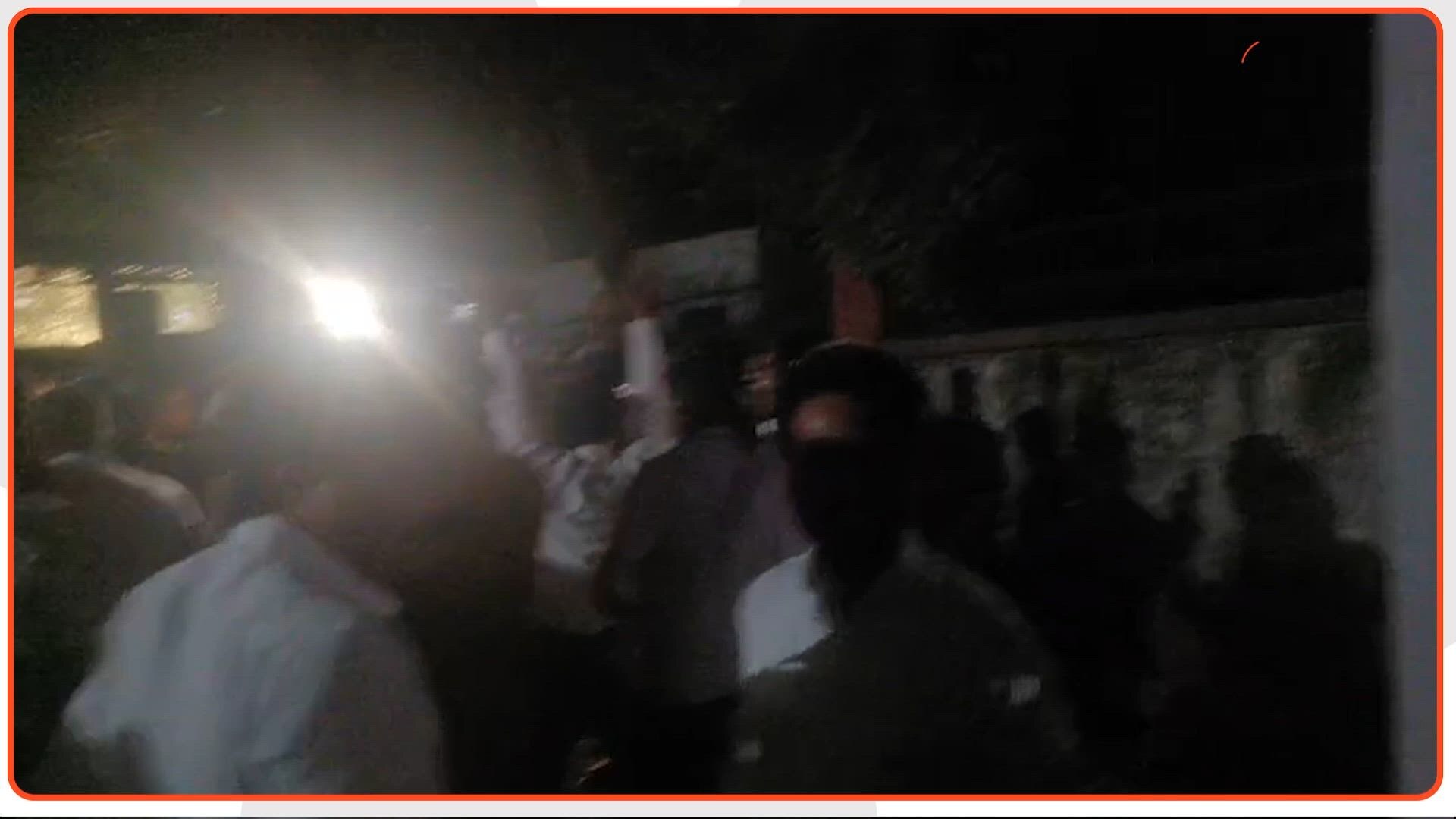 बाराबंकी कोर्ट में आधी रात चला बुलडोजर: वकीलों के चैंबर जमींदोज, बिना नोटिस कार्रवाई से अधिवक्ताओं में भारी रोष bulldozer action on lawyers chambers in barabanki civil court