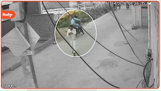 मिर्जापुर में वकील राजीव सिंह को दिनदहाड़े सटाकर मारी गई गोली, वारदात का खौफनाक वीडियो आया सामने lawyer rajiv singh shot dead in broad daylight in mirzapur