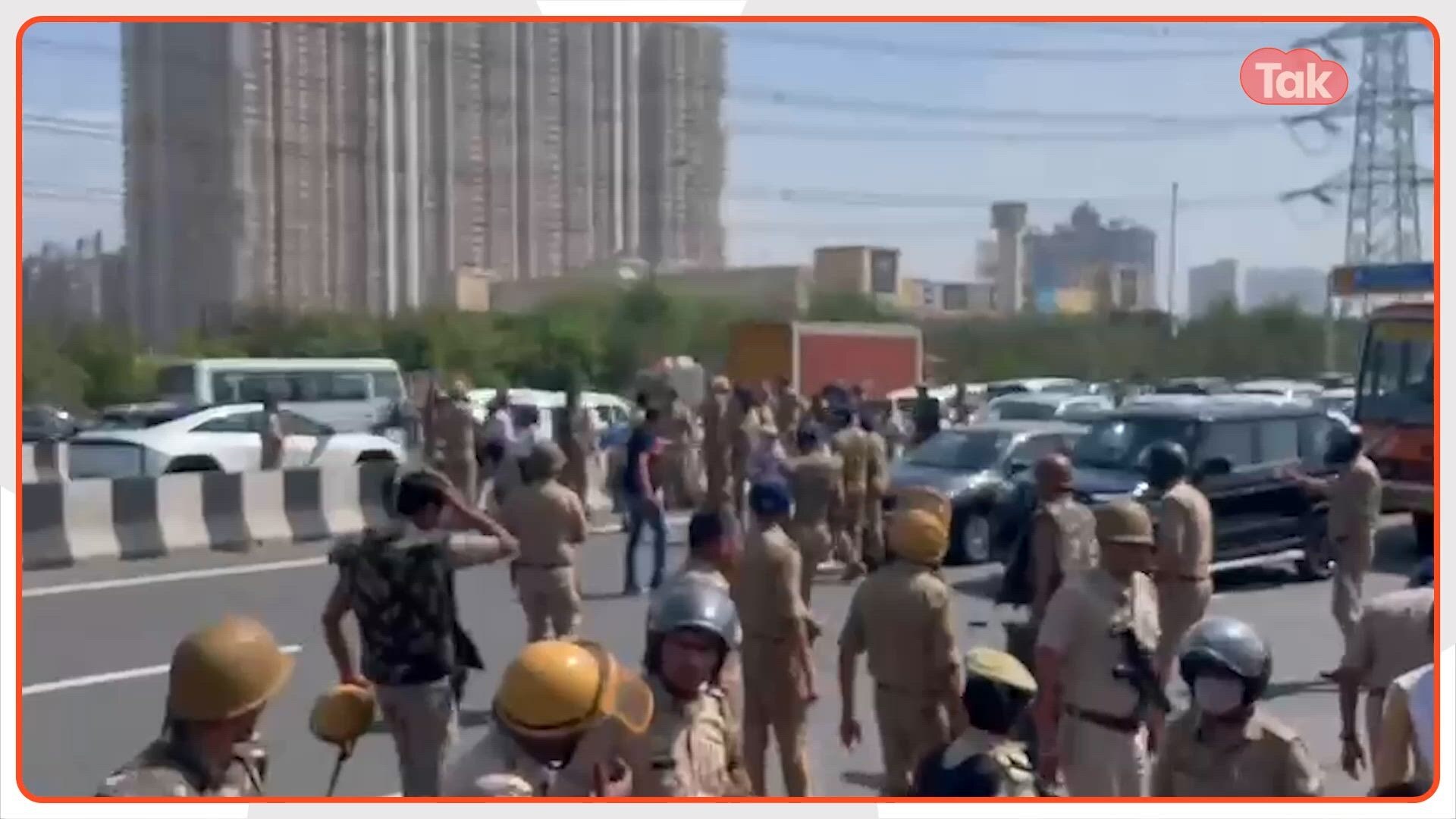 नोएडा में सैलरी हाइक को लेकर भारी बवाल... मजदूरों के हिंसक प्रदर्शन पर पुलिस ने किया लाठीचार्ज