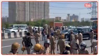 नोएडा में सैलरी हाइक को लेकर भारी बवाल... मजदूरों के हिंसक प्रदर्शन पर पुलिस ने किया लाठीचार्ज Noida labor protest turns violent with police baton charge