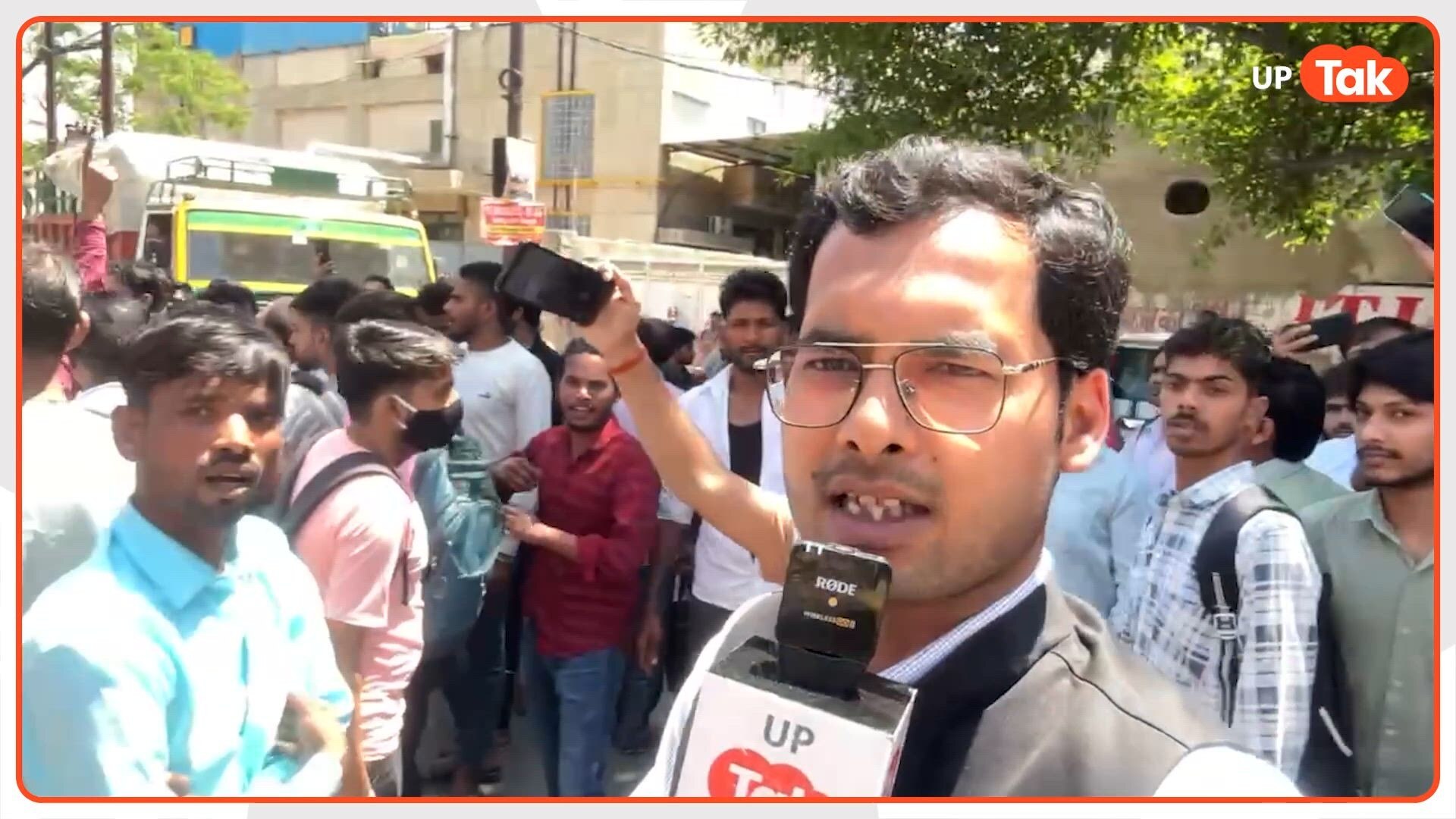 नोएडा में 28000 रुपये के नए ग्रेड की मांग पर अड़े मजदूर, यूपी Tak के कैमरे पर ये कहा