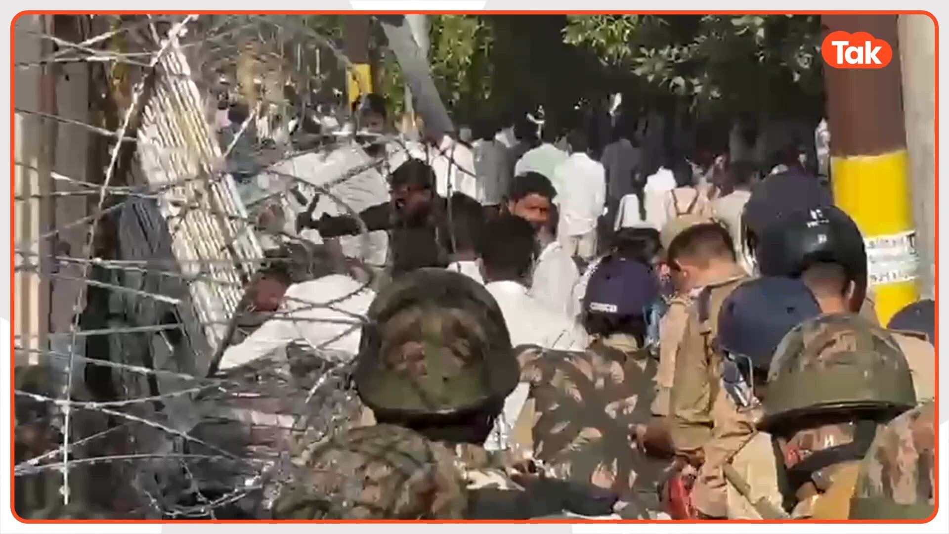 नोएडा में मजदूरों के प्रदर्शन के बीच 300 से अधिक लोगों की हो गई गिरफ्तारी, महिलाएं भी हैं शामिल