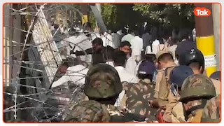 नोएडा में मजदूरों के प्रदर्शन के बीच 300 से अधिक लोगों की हो गई गिरफ्तारी, महिलाएं भी हैं शामिल Police arrest 396 in Noida workers protest