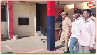 शाहजहांपुर में बारातियों की गुंडागर्दी... पुलिस वालों को दौड़ाकर पीटा-वर्दी फाड़ी, वीडियो आया सामने police attacked during wedding dispute in shahjahanpur