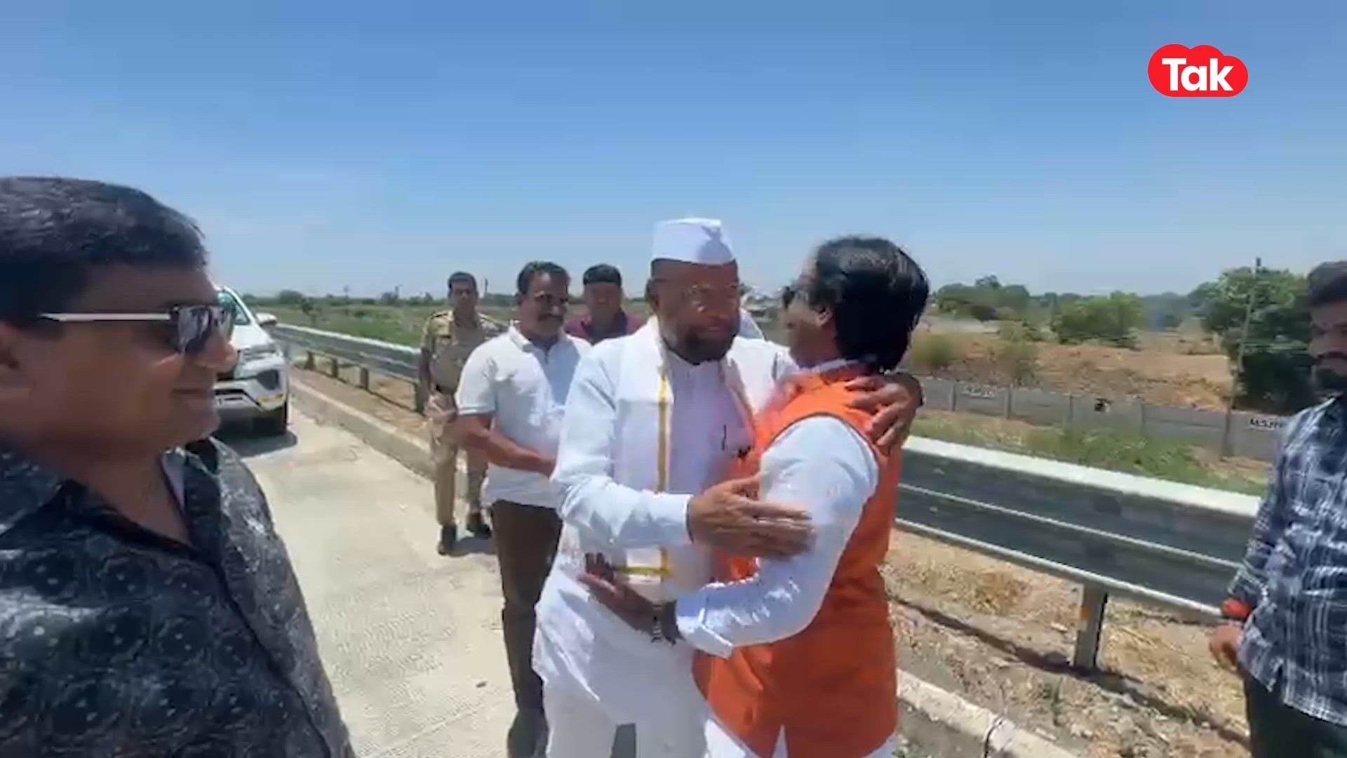अब्दुल सत्तार आणि अंबादास दानवेंची समृद्धी महामार्गावर झाली भेट, नेमकं काय घडलं? 