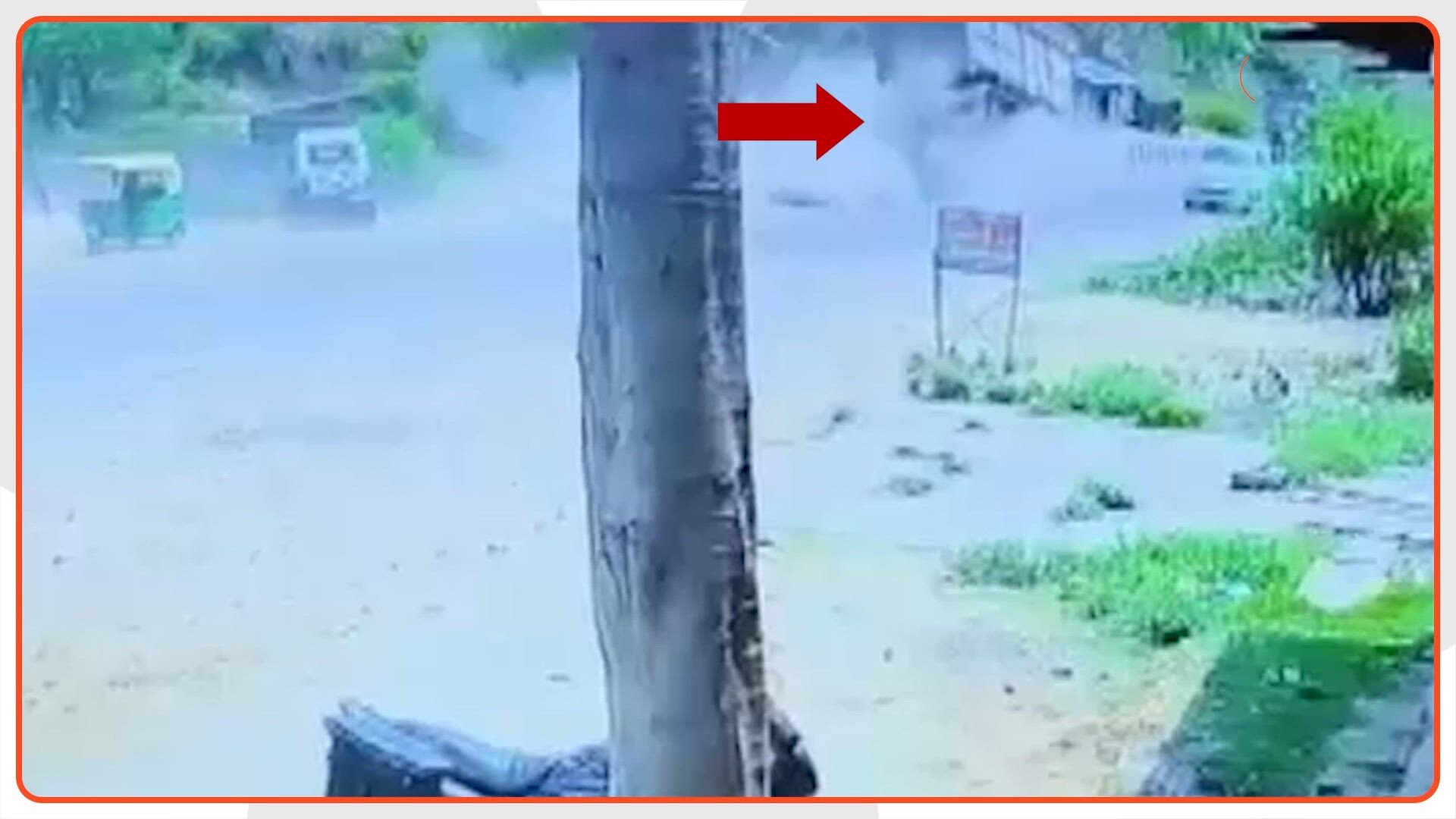 चित्रकूट में फिल्मी स्टाइल में हवा में 10 फीट उछला तेज रफ्तार ट्रक, नीचे से बाल-बाल गुजरी कार... रोंगटे खड़े कर देने वाला Video आया सामने