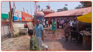 प्रयागराज में लेटे हुए हनुमान मंदिर में पुलिस-युवक की भिड़ंत का वीडियो वायरल...क्या है पूरा मामला? Police and youth clash at late hanuman temple in prayagraj