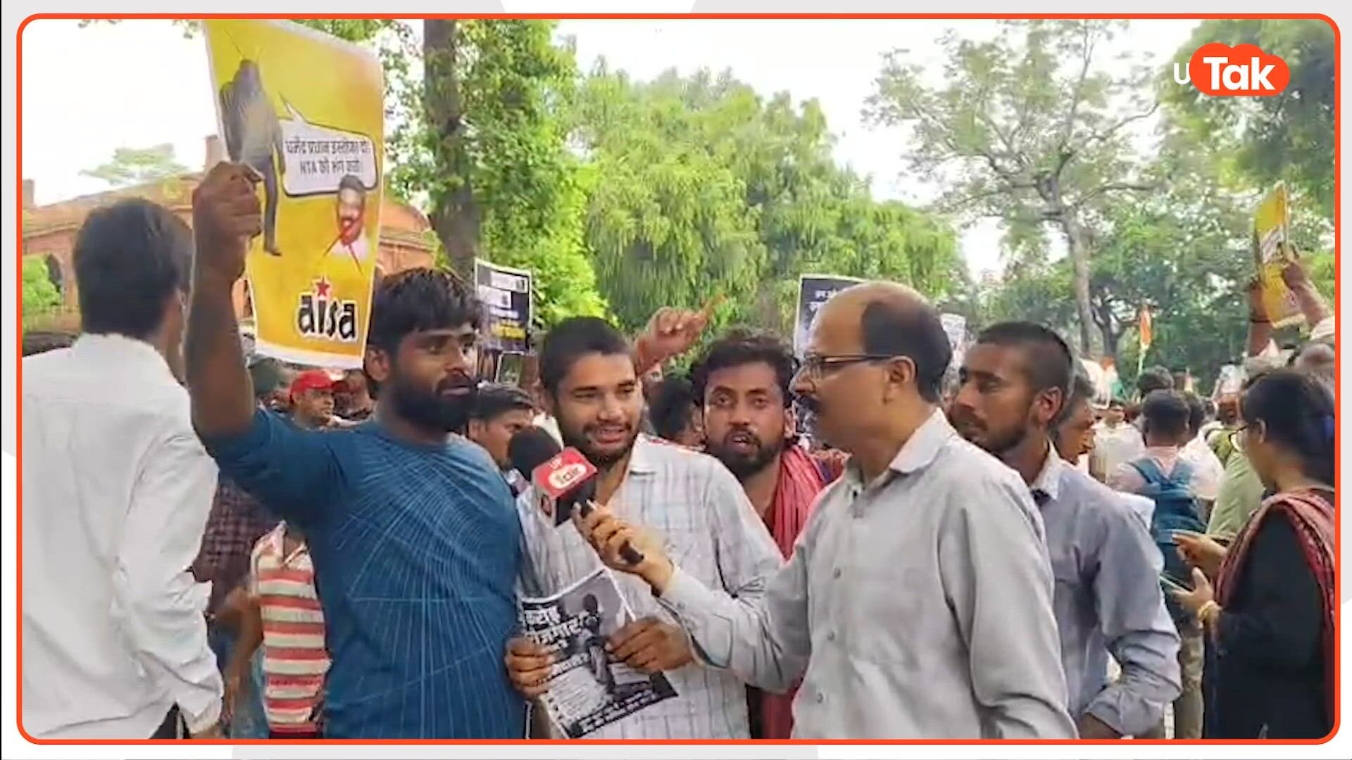 प्रयागराज में छात्रों ने केंद्रीय शिक्षा मंत्री से मांगा इस्तीफा, पेपर लीक और जंतर-मंतर पर लाठीचार्ज के विरोध में किया प्रदर्शन 