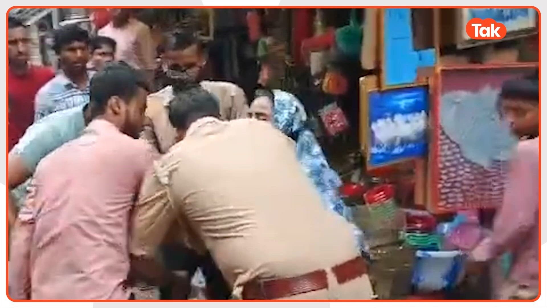 बलिया में दूसरी शादी करने निकला मजहरूल हक, रास्ते में पहली पत्नी ने कार रोककर बीच सड़क पर खूब बरसाए थप्पड़, VIDEO वायरल