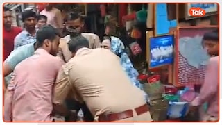 बलिया में दूसरी शादी करने निकला मजहरूल हक, रास्ते में पहली पत्नी ने कार रोककर बीच सड़क पर खूब बरसाए थप्पड़, VIDEO वायरल groom stopped by first wife at intersection in ballia
