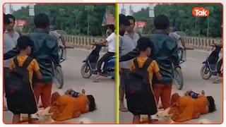 नमकीन और पानी के ठेले को लेकर आपस भिड़ीं दो महिलाएं, बरेली में शराब की दुकान के पास जमकर हुई हाथापाई Two women fight near liquor store in Bareilly causes traffic jam