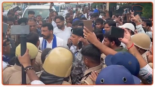 बाराबंकी में आजाद समाज पार्टी के प्रदर्शन में पुलिस से झड़प, हुआ जोरदार हंगामा Barabanki protest by Azad Samaj Party escalates after clash with police