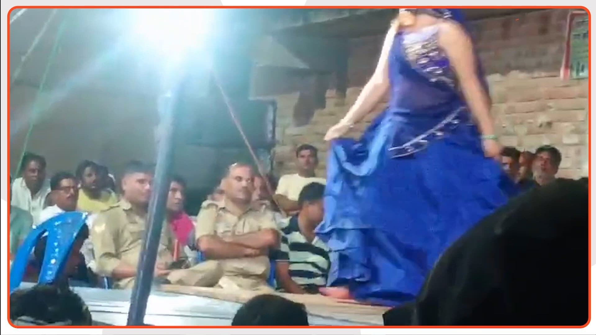 कौशाम्बी के पुलिस सिपाहियों ने ड्यूटी के दौरान मेले में किया डांस