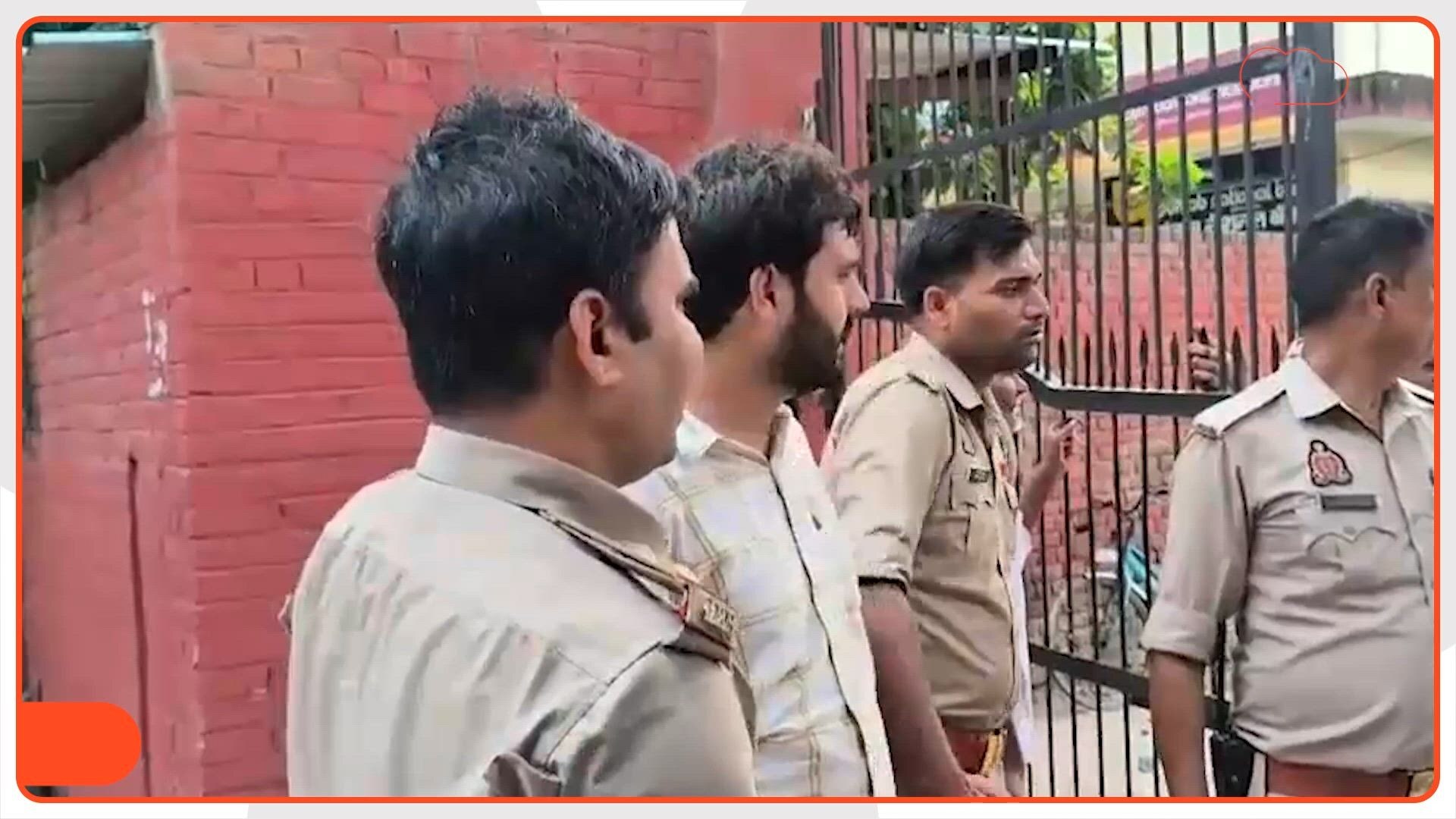  मेरठ कॉलेज में फ्रेशर छात्र की पिटाई पर भिड़े दो गुट, जमकर चले लात-घूंसे, पुलिस ने 5 को दबोचा