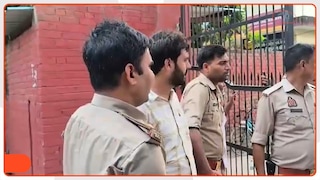 मेरठ कॉलेज में फ्रेशर छात्र की पिटाई पर भिड़े दो गुट, जमकर चले लात-घूंसे, पुलिस ने 5 को दबोचा Clash between student groups in Meerut college