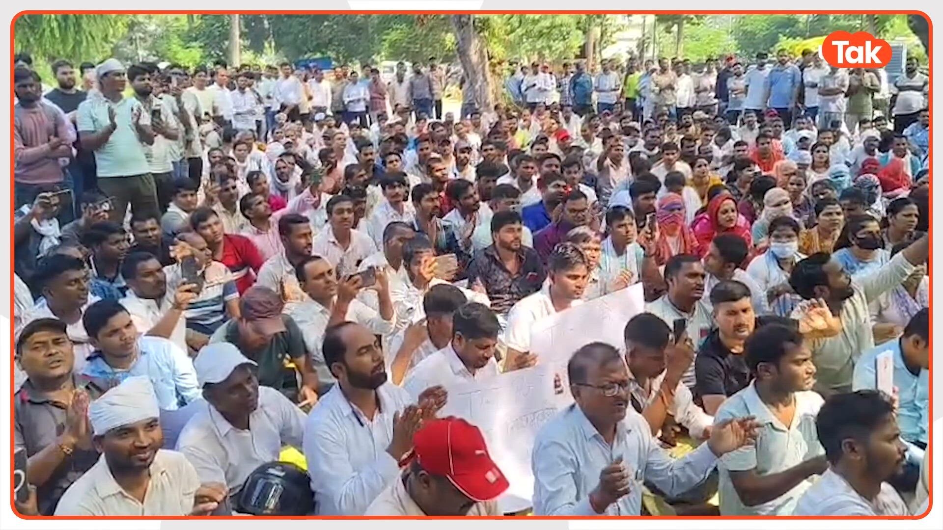 प्रयागराज: UP TGT-PGT की नई नियमावली के खिलाफ अभ्यर्थियों का आमरण अनशन जारी, आंदोलनकारी छात्र की मौत से फूटा गुस्सा