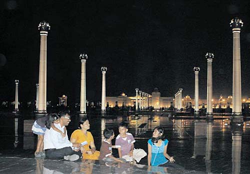 9 नवंबर 2011:तस्वीरों में देखें इंडिया टुडे | पढ़ें 9 नवंबर 2011:तस्वीरों में देखें इंडिया टुडे | <a style='COLOR: #d71920' href='http://bit.ly/indiatoday-hindi-section' target='_blank'>पढ़ें