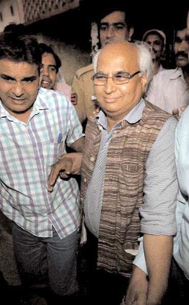 12 अक्‍टूबर 2011: देखें इंडिया टुडे का नया अंक | <a style='COLOR: #d71920' href='http://bit.ly/indiatoday-hindi-section'