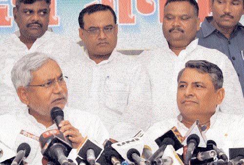 12 अक्‍टूबर 2011: देखें इंडिया टुडे का नया अंक | <a style='COLOR: #d71920' href='http://bit.ly/indiatoday-hindi-section'