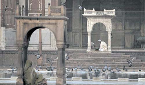 9 नवंबर 2011:तस्वीरों में देखें इंडिया टुडे | पढ़ें 9 नवंबर 2011:तस्वीरों में देखें इंडिया टुडे | <a style='COLOR: #d71920' href='http://bit.ly/indiatoday-hindi-section' target='_blank'>पढ़ें