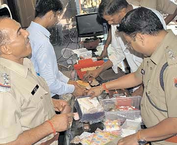 9 नवंबर 2011:तस्वीरों में देखें इंडिया टुडे | पढ़ें 9 नवंबर 2011:तस्वीरों में देखें इंडिया टुडे | <a style='COLOR: #d71920' href='http://bit.ly/indiatoday-hindi-section' target='_blank'>पढ़ें