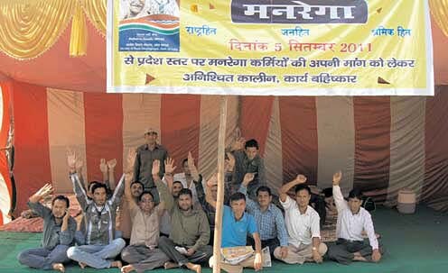 9 नवंबर 2011:तस्वीरों में देखें इंडिया टुडे | पढ़ें 9 नवंबर 2011:तस्वीरों में देखें इंडिया टुडे | <a style='COLOR: #d71920' href='http://bit.ly/indiatoday-hindi-section' target='_blank'>पढ़ें