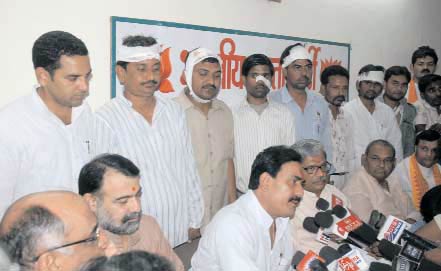 30 नवंबर 2011: तस्‍वीरों में देखें इंडिया टुडे | <a style='COLOR: #d71920' href='http://bit.ly/indiatoday-hindi-section' target='_blank'>इंडिया